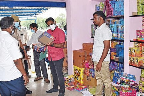 விருதுநகரில் உள்ள பட்டாசுக் கடை ஒன்றில் ஆய்வு செய்த மாவட்ட ஆட்சியர் ஜெ.மேகநாதரெட்டி.