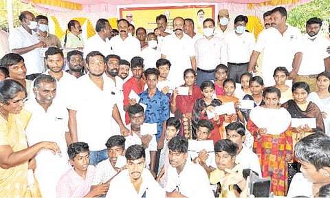 திருப்பத்தூர் அருகே அரளிக்கோட்டையில் மாணவர்களுக்கு கல்வி உதவித்தொகை வழங்கிய அமைச்சர் கே.ஆர்.பெரியகருப்பன். அருகில் மாவட்ட ஆட்சியர் பி.மதுசூதன்ரெட்டி.