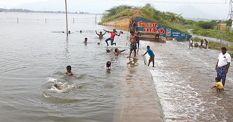செம்பட்டி அருகே தண்ணீர் நிரம்பி மறுகால் பாயும் புல்வெட்டி கண்மாயில் குளித்து மகிழும் சிறுவர்கள்.