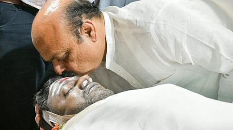 தாய், தந்தையின் கல்லறைக்கு அருகில் அரசு மரியாதையுடன் நடிகர் புனித் ராஜ்குமார் உடல் நல்லடக்கம்: நெற்றியில் முத்தமிட்டு விடை கொடுத்த கர்நாடக முதல்வர் பசவராஜ்