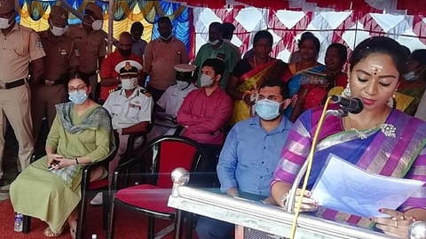 காரைக்காலில் நடைபெற்ற புதுச்சேரி விடுதலை நாள் விழாவில் தேசியக் கொடியை ஏற்றி வைத்து உரையாற்றிய புதுச்சேரி போக்குவரத்துத் துறை அமைச்சர் சந்திர பிரியங்கா | படம்: வீ.தமிழன்பன்