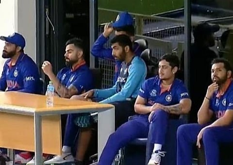 இந்திய அணியினர் பெவிலியனில் அமர்ந்து போட்டியைப் பார்த்த காட்சி | படம் உதவி: ட்விட்டர்.