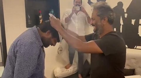 தேசிய விருது பதக்கத்துடன் இயக்குநருக்கு நேரில் நன்றி தெரிவித்த விஜய் சேதுபதி