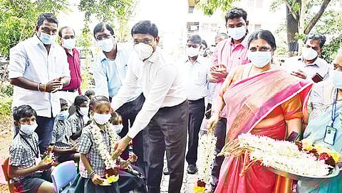 திருவண்ணாமலை அடுத்த வேங்கிக்கால் புதூர் ஊராட்சி ஒன்றிய மாதிரி தொடக்கப் பள்ளியில் மாலை அணிவித்து மாணவ, மாணவிகளை வரவேற்ற ஆட்சியர் பா.முருகேஷ்.