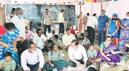 ராணிப்பேட்டை மாவட்டத்தில் பள்ளிகள் நேற்று திறக்கப்பட்டன. இதனையொட்டி, எல்.எப்.சி பள்ளிக்கு வந்த மாணவ, மாணவிகளை ரோஜா பூ, எழுதுகோல், இனிப்பு வழங்கி வரவேற்ற அமைச்சர் ஆர். காந்தி, அருகில், மாவட்ட ஆட்சியர் பாஸ்கர பாண்டியன் உள்ளிட்டோர். அடுத்த படம்: திருப்பத்தூர் மாவட்டம் கதிரிமங்கலம் அரசு பள்ளியில் மாணவர்களுடன் அமர்ந்து மதிய உணவு சாப்பிட்ட ஆட்சியர் அமர் குஷ்வாஹா, அருகில்,  திட்ட இயக்குநர் செல்வராசு உள்ளிட்டோர். கடைசிப்படம்: திருவண்ணாமலை அடுத்த வேங்கிக்கால் புதூர் ஊராட்சி ஒன்றிய மாதிரி தொடக்க பள்ளியில் மாலை அணிவித்து மாணவ, மாணவிகளை வரவேற்ற மாவட்ட ஆட்சியர் பா.முருகேஷ்.