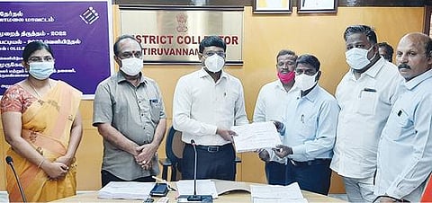 வேலூர் மாவட்ட ஆட்சியர் அலுவலக கூட்டரங்கில் அனைத்து கட்சி பிரமுகர்கள் முன்னிலையில் ஆட்சியர் குமாரவேல் பாண்டியன் நேற்று வரைவு வாக்காளர் பட்டியலை வெளியிட்டார்.  அடுத்த படம்: ராணிப்பேட்டை மாவட்ட ஆட்சியர் அலுவலக கூட்டரங்கில் அனைத்து கட்சி பிரமுகர்கள் முன்னிலையில் ஆட்சியர் பாஸ்கர பாண்டியன் வரைவு வாக்காளர் பட்டியலை வெளியிட்டார். திருப்பத்தூர் மாவட்ட ஆட்சியர் அலுவலகத்தில் வரைவு வாக்காளர் பட்டியலை மாவட்ட வருவாய் அலுவலர் தங்கைய்யா பாண்டியன் நேற்று வெளியிட்டார். கடைசிப் படம்: தி.மலை மாவட்டத்தில் வரைவு வாக்காளர் பட்டியலை ஆட்சியர் பா.முருகேஷ் வெளியிட, கோட்டாட்சியர் வெற்றிவேல் பெற்றுக்கொண்டார்.