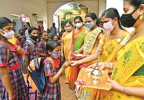 எட்டயபுரம்  அருகே ராமானுஜம்  ஊராட்சி  ஒன்றிய தொடக்கப்பள்ளிக்கு வந்த  மாணவர்களுக்கு  மாலை அணிவித்து வரவேற்பு அளித்த ஆசிரியர்கள்.  (அடுத்த படம்) தூத்துக்குடி சுப்பையா வித்யாலயம் பள்ளியில்  மாணவியருக்கு இனிப்பு மற்றும் பூக்கள் வழங்கி ஆசிரியைகள் வரவேற்பு  அளித்தனர். 										       				    படம்: என்.ராஜேஷ்