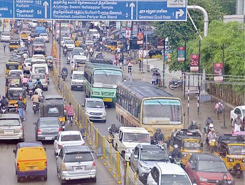 திருநெல்வேலி டவுன் வடக்கு ரதவீதியில் நேற்று காலையில் இடைவிடாத மழையில் குடைகளுடன் பொருட்களை வாங்கவந்த மக்கள். (அடுத்த படம்) திருநெல்வேலியில் நேற்று கடும் போக்குவரத்து நெரிசல் காணப்பட்டது. 											       		      படங்கள் மு. லெட்சுமி அருண்.