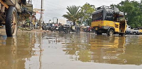 தொடர் மழை காரணமாக தூத்துக்குடி காமராஜ் மார்க்கெட்  சந்திப்பு பகுதியில் சாலையில் குளம் போல தேங்கிய தண்ணீர்.               படம்: என்.ராஜேஷ்