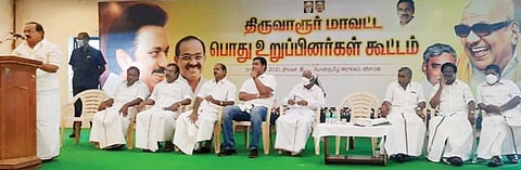திருவாரூரில் நேற்று நடைபெற்ற திமுக உறுப்பினர்கள் கூட்டத்தில் பேசுகிறார் உணவுத் துறை அமைச்சர் சக்கரபாணி.