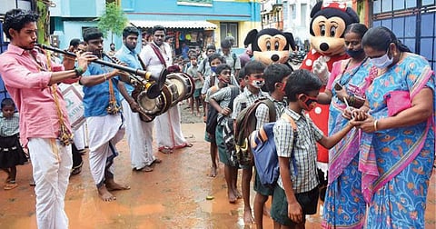 புதுக்கோட்டை மாவட்டம் திருமயம் பேருந்து நிலையம் பகுதியில் உள்ள அரசு தொடக்கப் பள்ளிக்கு நேற்று வந்த மாணவிக்கு இனிப்பு வழங்குகிறார் அமைச்சர் எஸ்.ரகுபதி. உடன் ஆட்சியர் கவிதா ராமு. (2-வது படம்) கரூர் மாவட்டம் க.பரமத்தி ஊராட்சி ஒன்றியத் தொடக்கப் பள்ளியில் மாணவ, மாணவிகளை வரவேற்ற கார்ட்டூன் வேடமணிந்தவர்கள். உடன், அரவக்குறிச்சி எம்எல்ஏ ஆர்.இளங்கோ. (3-வது படம்) கும்பகோணம் பாணாதுறை பள்ளியில் மாணவர்களுக்கு இனிப்பு கொடுத்து வரவேற்கும் எம்எல்ஏ சாக்கோட்டை க.அன்பழகன். (கடைசி படம்) நாகை மாவட்டம் நாகூர் அரசு உயர்நிலைப்பள்ளியில் நேற்று மாணவர்களுடன் உரையாடிய மாவட்ட ஆட்சியர் அருண் தம்புராஜ்.