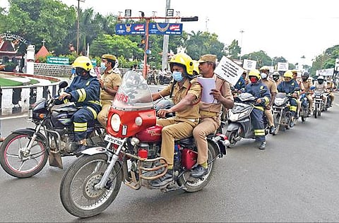 விபத்தில்லா தீபாவளியைக் கொண்டாட வலியுறுத்தி, சேலம் செவ்வாய்ப்பேட்டை தீயணைப்புத்துறை சார்பில் விழிப்புணர்வு பேரணி நடந்தது. இதில், ஆட்சியர் அலுவலகம் அருகே இருசக்கரத்தில் சென்ற தீயணைப்புத்துறையினர்.படம்: எஸ்.குரு பிரசாத்
