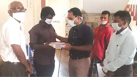 சிவகங்கை மாவட்ட ஆட்சியர் அலுவலகத்தில் தேவகோட்டை  ஐ டொனேஷன் ஏசி அறக்கட்டளை சார்பில் பார்வையற்ற கல்லூரி மாணவர்களுக்கு தீபாவளி புத்தாடையை ஆட்சியர் பி.மதுசூதன்ரெட்டி வழங்கினார். அருகில் அறங்காவலர் அருணாசலம்.