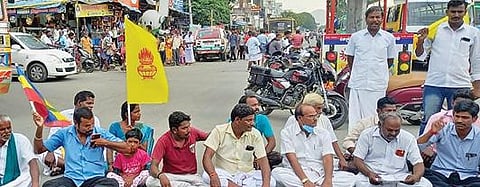 வன்னியர்களுக்கு 10.5 %  இட ஒதுக்கீட்டை  தொடர்ந்து நடைமுறைப்படுத்த வலியுறுத்தி திண்டிவனத்தில் பாமக சார்பில் கண்டன ஆர்ப்பாட்டம் நடைபெற்றது.