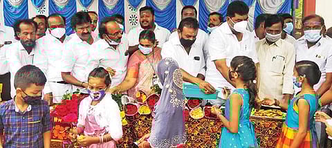 ஓசூர் காமராஜ் காலனி அரசு பெண்கள் மேல்நிலைப்பள்ளியில் குழந்தைகளுக்கு பூங்கொத்து, இனிப்பு வழங்கி எம்எல்ஏ பிரகாஷ் வரவேற்றார்.