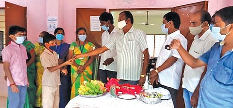 ஒன்றரை வருடங்களுக்கு பிறகு தொடக்க, நடுநிலைப் பள்ளிகள் திறப்பு -  பூங்கொத்து கொடுத்து மாணவர்களை வரவேற்ற அமைச்சர் :