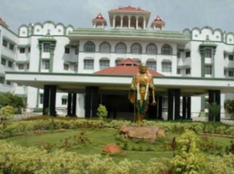 வேளாளர் ஆய்வுப் புத்தகம் வெளியிட அனுமதி கோரி வழக்கு: கரூர் டிஎஸ்பி பதிலளிக்க உத்தரவு 