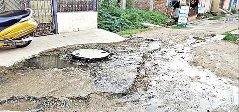 திருப்பத்தூர் பூங்காவனத்தம்மன் தெருவில் உள்ள மேன் ஹோலில் இருந்து கழிவுநீர் வெளியேறி சாலையில் தேங்கியுள்ளது.