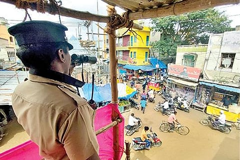 திருப்பத்தூர் ஜின்னா ரோட்டில் கண்காணிப்பு கோபுரம் அமைத்து கண்காணிப்பு பணியில் ஈடுபட்டுள்ள காவலர்.