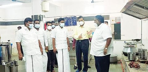 திருப்பத்தூர் அரசு மருத்துவமனையில் எம்எல்ஏ நல்லதம்பி திடீர் ஆய்வு மேற்கொண்டார்.படம்:ந.சரவணன்.