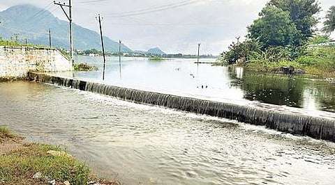 திருவண்ணாமலை அடுத்த வேங்கிக்கால் ஏரி முழுமையாக நிரம்பி வழிகிறது. படம்: இரா.தினேஷ்குமார்.