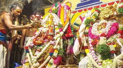 திருநெல்வேலி அருள்மிகு நெல்லையப்பர் காந்திமதியம்மன் திருக்கோயில் ஆயிரங்கால் மண்டபத்தில் சுவாமி அம்மன் திருக்கல்யாண வைபவம் பக்தர்கள் முன்னிலையில் கோலாகலமாக நடைபெற்றது.