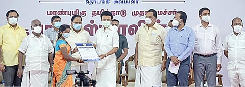 வேலூர் அடுத்த மேல்மொணவூரில் நேற்று நடைபெற்ற அரசு விழாவில்   நலத்திட்ட உதவிகளை வழங்குகிறார் முதல்வர்  மு.க. ஸ்டாலின். இந்நிகழ்ச்சியில், அமைச்சர்கள் துரைமுருகன், செஞ்சி மஸ்தான், காந்தி மற்றும் எம்.பி., எம்எல்ஏக்கள்,ஆட்சியர் உள்ளிட்ட உயர் அதிகாரிகள் பங்கேற்றனர். படம்: வி.எம்.மணிநாதன்