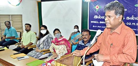 ஈரோடு அரசு பெண்கள் மேல்நிலைப்பள்ளியில் நடந்த இல்லம் தேடி கல்வி திட்ட பயிற்சி முகாமைத் தொடங்கி வைத்து  மாவட்ட முதன்மைக் கல்வி அலுவலர் ராமகிருஷ்ணன் பேசினார்.