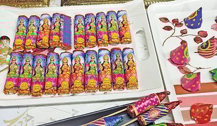 தொழில் முனைவோர் ஆன ஐ.டி. நிறுவன ஊழியர் :  வெடி, மத்தாப்பு வடிவங்களில் சாக்லேட் செய்து அசத்தல்