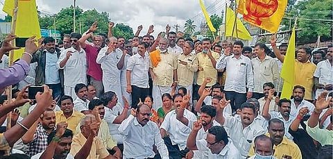 புதுச்சேரி சாரம் காமராஜ் சாலையில் மறியலில் ஈடுபட்ட பாமகவினர்.