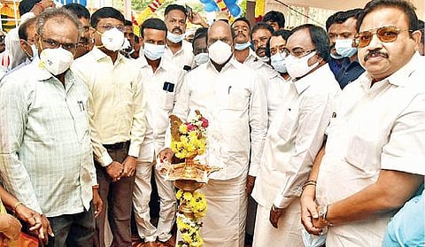 நல்லவன்பாளையம் அரசினர் மேல்நிலை பள்ளியில் புதிய கட்டிடங்களை குத்துவிளக்கேற்றி தொடங்கி வைத்த பொதுப்பணித்துறை அமைச்சர் எ.வ.வேலு. அருகில், சட்டப்பேரவை துணைத்தைலைவர் கு.பிச்சாண்டி, மாவட்ட ஆட்சியர் முருகேஷ் உள்ளிட்டோர்.