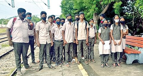 அரக்கோணம் முதல் வேலூர் கன்டோன்மென்ட் வரை சாதாரண பயணிகள் ரயிலை இயக்கக் கோரி மனு அளிக்க வந்த பள்ளி மாணவர்கள்.