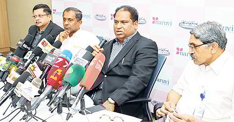 நறுவீ மருத்துவமனை தலைவர் முனைவர் ஜி.வி.சம்பத் செய்தியாளர்களுக்கு பேட்டியளித்தார்.