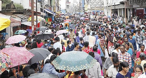 தீபாவளி பண்டிகையையொட்டி, திருச்சி என்எஸ்பி சாலையில் நேற்று மழையிலும் குடையுடன் வந்து ஜவுளி உள்ளிட்ட பொருட்கள் வாங்க குவிந்த கூட்டம்.படம்: ஜி.ஞானவேல்முருகன்