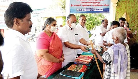 சக்தி மசாலா நிறுவனம் மற்றும் ஈரோடு நடுநகர் அரிமா சங்கம் இணைந்து நடத்திய விழாவில், சக்தி மசாலா நிறுவனங்களின் தலைவர் பி.சி.துரைசாமி, நிர்வாக இயக்குநர் சாந்தி துரைசாமி ஆகியோர் பயனாளிகளுக்கு புத்தாடைகளை வழங்கினர்.