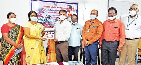 கிருஷ்ணகிரி சிஇஓ அலுவலகத்தில் இல்லம் தேடிக் கல்வித் திட்டம் தொடர்பான மாவட்ட அளவிலான பயிற்சிக் கூட்டத்தை தொடங்கி வைத்து ஆட்சியர் ஜெயசந்திர பானு ரெட்டி பயிற்சி கையேட்டை வழங்கினார்.