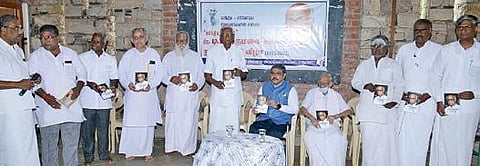 மதுரை காந்தி அருங்காட்சியகத்தில் நடந்த நூல் வெளியீட்டு விழாவில் பங்கேற்றோர்.
