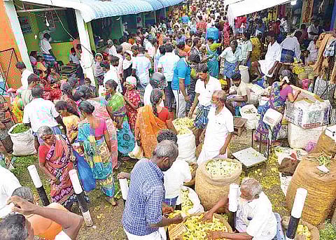 மதுரை மாட்டுத்தாவணி மலர்ச் சந்தையில் பூக்கள் வாங்க குவிந்த  வியாபாரிகள், பொதுமக்கள். படம்: எஸ்.கிருஷ்ணமூர்த்தி