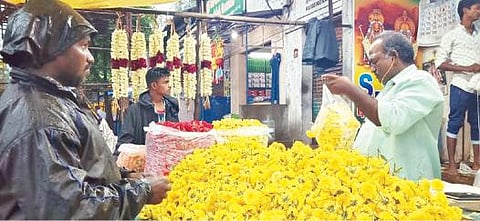 பண்ருட்டி 4 முனை சந்திப்பில் பூக்கடையில் தீபாவளியையொட்டி விறுவிறுப்பாக பூ விற்பனை நடந்தது.