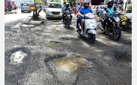 பருவமழையால் சாலைகளில் 942 இடங்களில் சேதம்; ரூ.1.50 கோடியில் சீரமைப்பு பணிகள் தொடக்கம்: புகார் தெரிவிக்க தொலைபேசி எண்கள் வெளியீடு