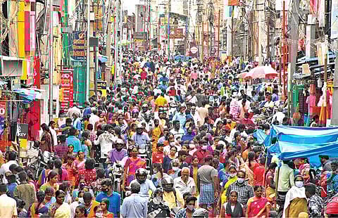 தீபாவளி பண்டிகையையொட்டி புத்தாடை உள்ளிட்ட பொருட்களை வாங்க சேலம் பெரியகடை வீதியில் நேற்று அலைமோதிய மக்கள் கூட்டம்.      படம்: எஸ்.குரு பிரசாத்