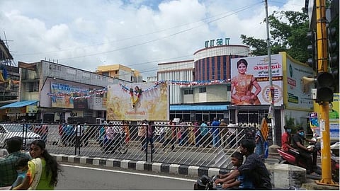 'அண்ணாத்த' படம் திரையிடப்பட்ட புதுச்சேரி ராஜா திரையரங்கம்.