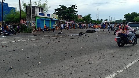 புதுச்சேரி அருகே இருச்சக்கர வாகனத்தில் கொண்டுவந்த பட்டாசு வெடித்து தந்தை, மகன் பலி