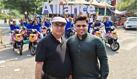 தீபாவளிக்கு ஊழியர்களுக்கு இ ஸ்கூட்டர் பரிசளித்த முதலாளி