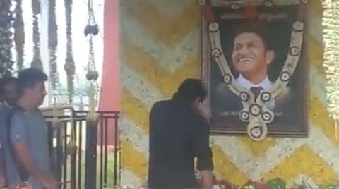 இப்படி நடந்திருக்கவே கூடாது: புனித் ராஜ்குமார் நினைவிடத்தில் சூர்யா கண்ணீர்