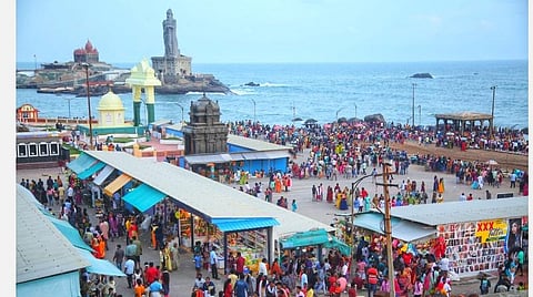 தீபாவளி தொடர் விடுமுறையால் கன்னியாகுமரி முக்கடல் சங்கமத்தில் குவிந்துள்ள சுற்றுலாப் பயணிகள்.