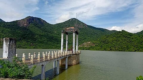 குமரி மாவட்டத்தில் அணை கட்டிய பின்னர் முதல் முறையாக முழுக் கொள்ளளவை எட்டி மறுகால் பாய்ந்து வரும் பொய்கை அணை.