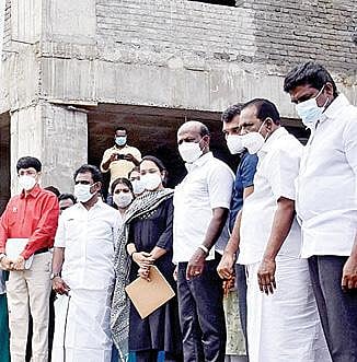 காஞ்சிபுரம் அரசு புற்றுநோய் மருத்துவமனையில் நடைபெறும் புதிய கட்டிடப் பணிகளை நேற்று ஆய்வு செய்த சுகாதாரத் துறை அமைச்சர் மா.சுப்பிரமணியன். அருகில், செயலர் ஜெ.ராதாகிருஷ்ணன், மாவட்ட ஆட்சியர் மா.ஆர்த்தி உள்ளிட்டோர்.