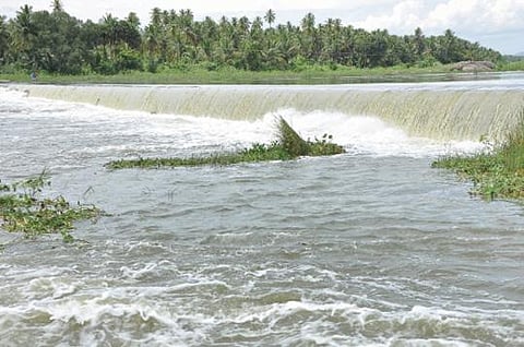 கிருஷ்ணகிரி அணையில் இருந்து திறக்கப்படும் உபரிநீர் நெடுங்கல் தடுப்பணை வழியாக சீறப் பாய்ந்து செல்கிறது.          படம்: எஸ்.கே.ரமேஷ்
