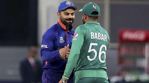 இந்திய அணியின் கேப்டன் விராட் கோலி, பாகிஸ்தான் கேப்டன் பாபர் ஆஸம் | கோப்புப் படம்.